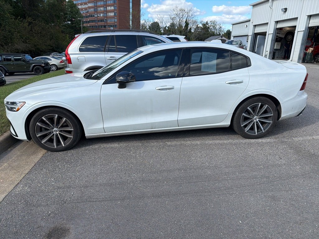 2022 Volvo S60 B5 Momentum photo 2