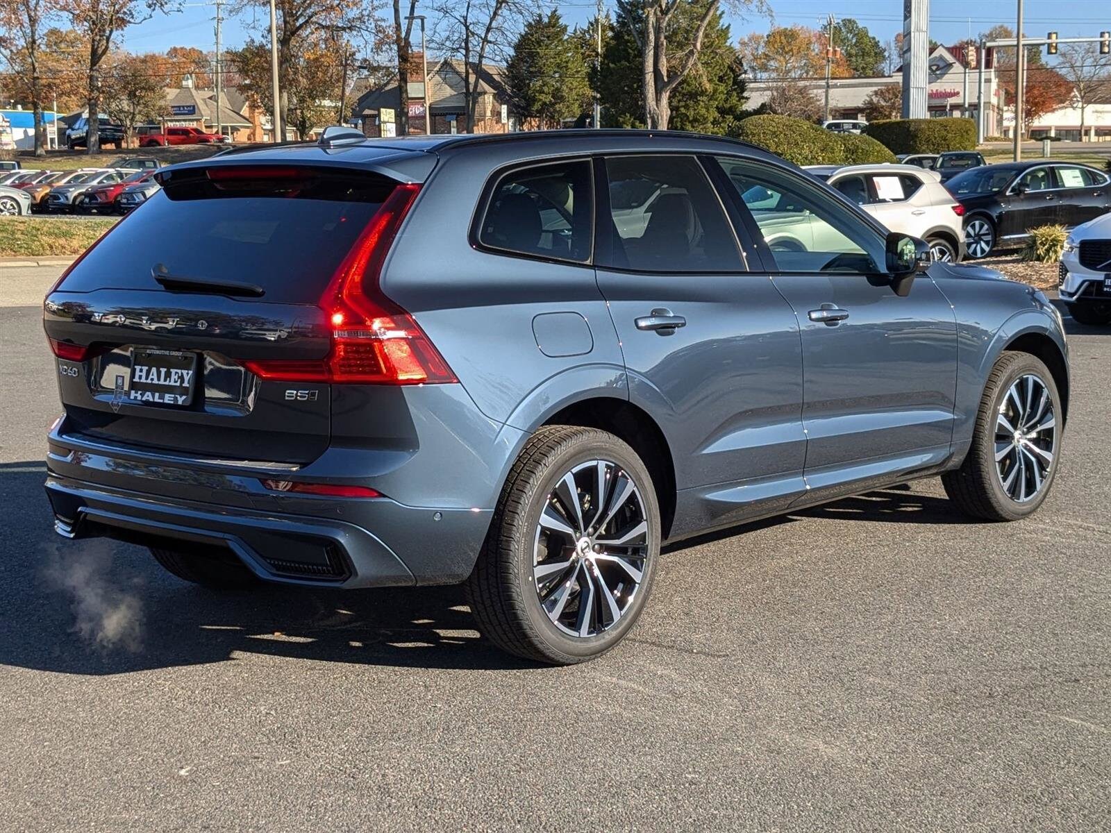 2025 Volvo XC60 B5 Plus photo 3