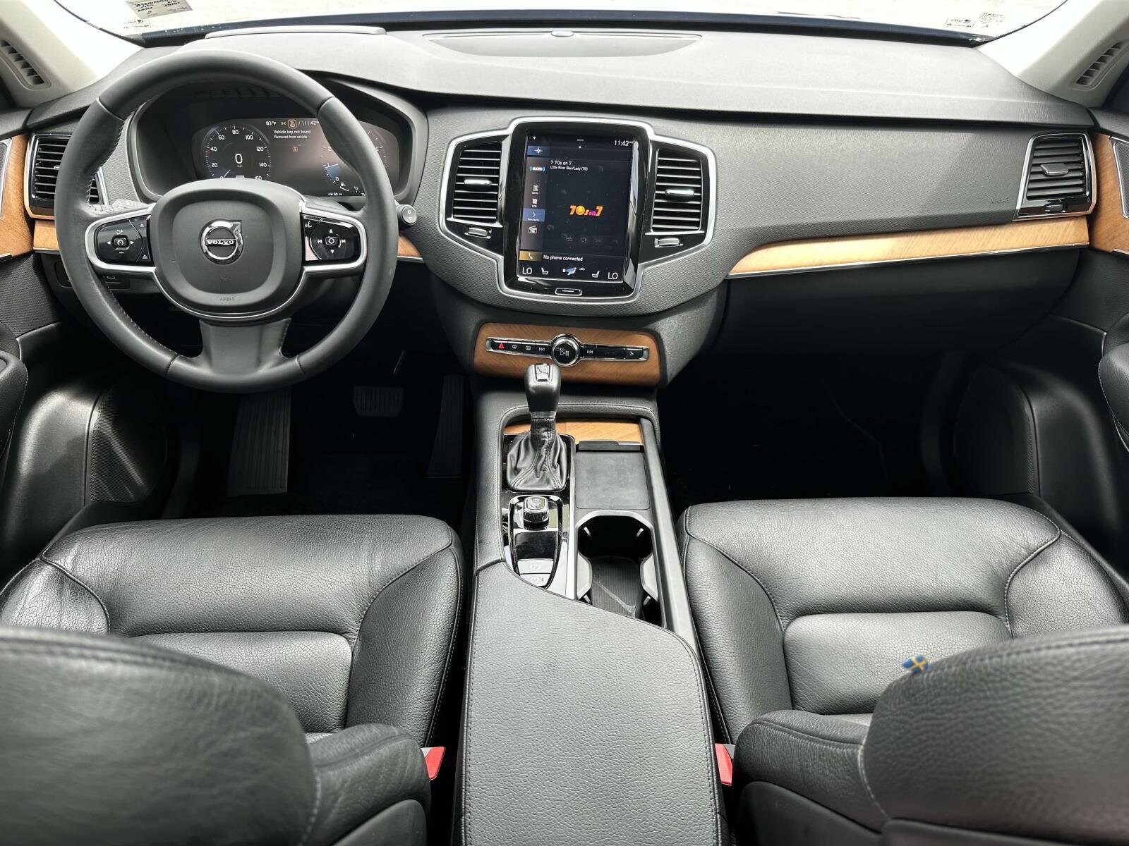 2022 Volvo XC90 T6 AWD Momentum photo 2
