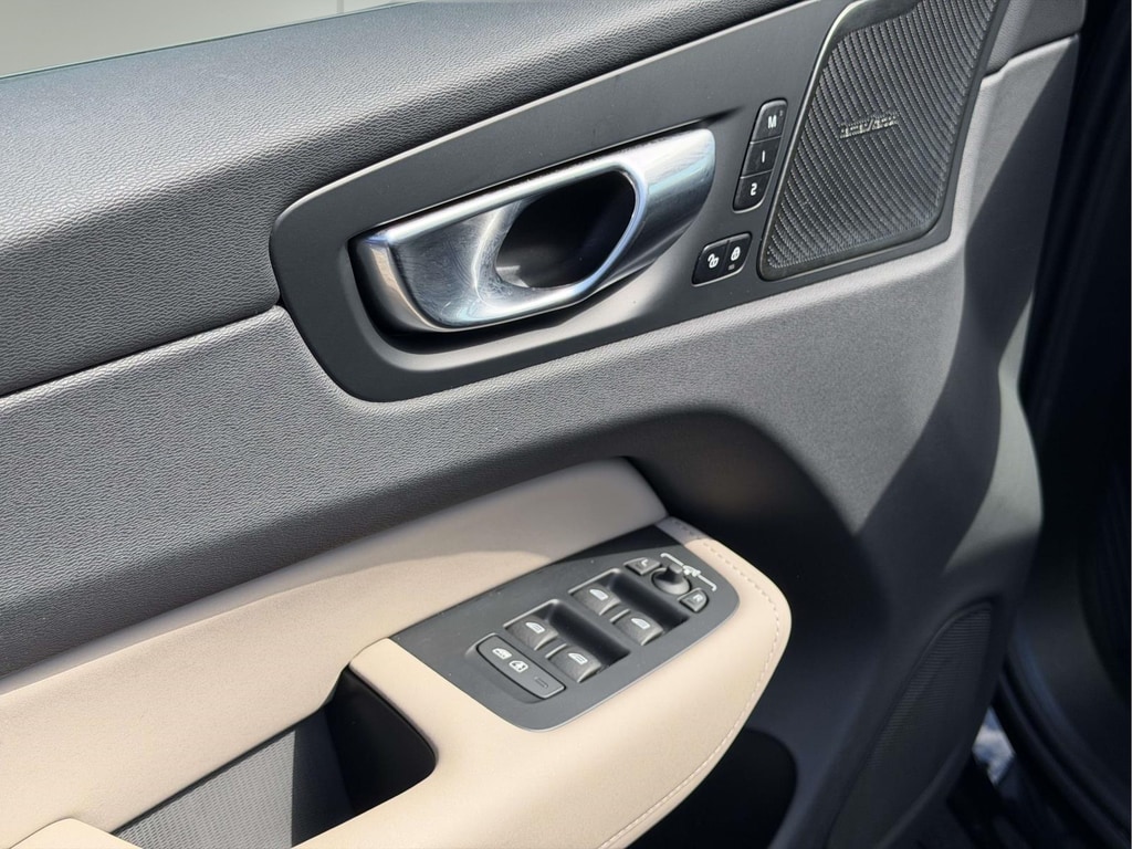 2026 Volvo XC60 Plus - Photo 17