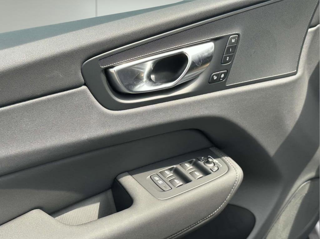 2026 Volvo XC60 Plus - Photo 17