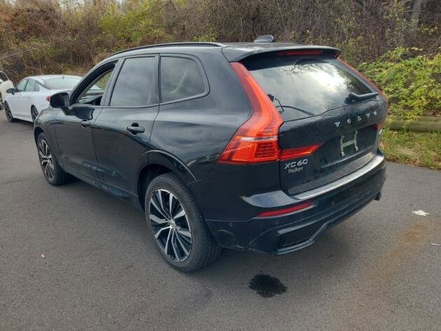 2023 Volvo XC60 B5 Plus photo 2