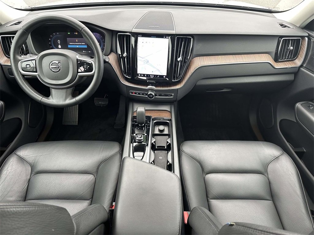 2023 Volvo XC60 B5 Plus photo 2