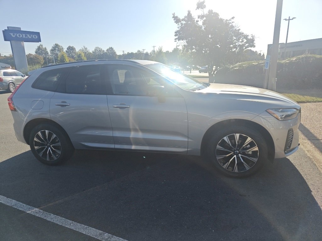 2025 Volvo XC60 B5 Plus photo 3