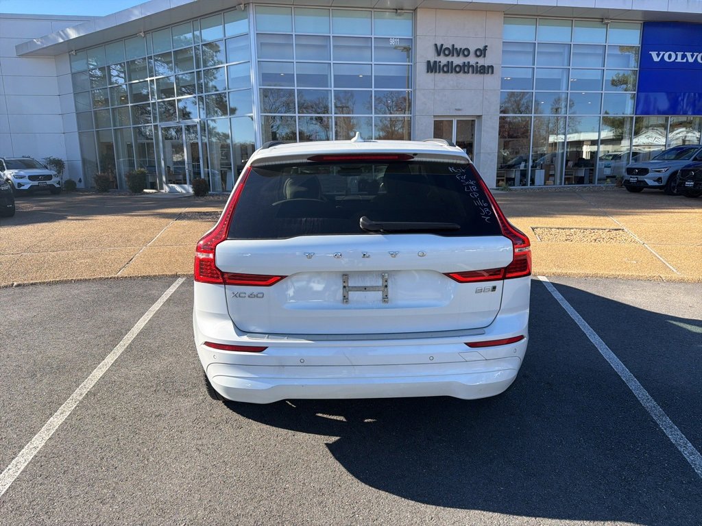 2022 Volvo XC60 B5 Momentum photo 2