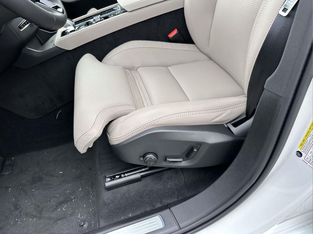 2026 Volvo XC90 Ultra - Photo 16