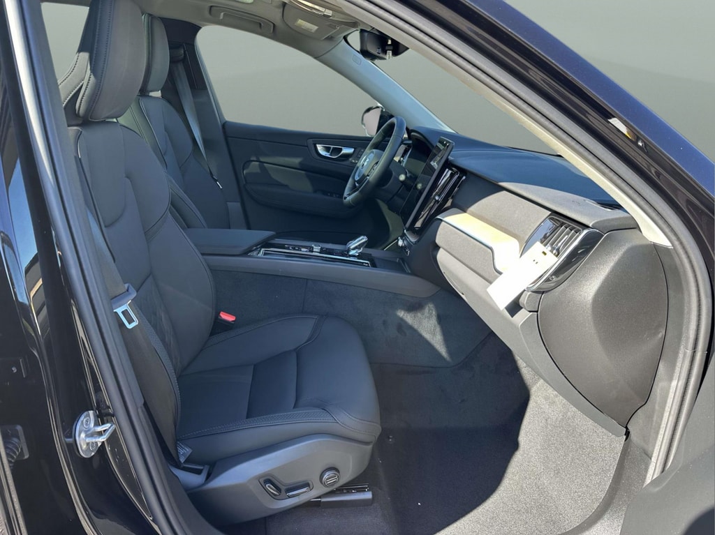 2026 Volvo XC60 Plus - Photo 11