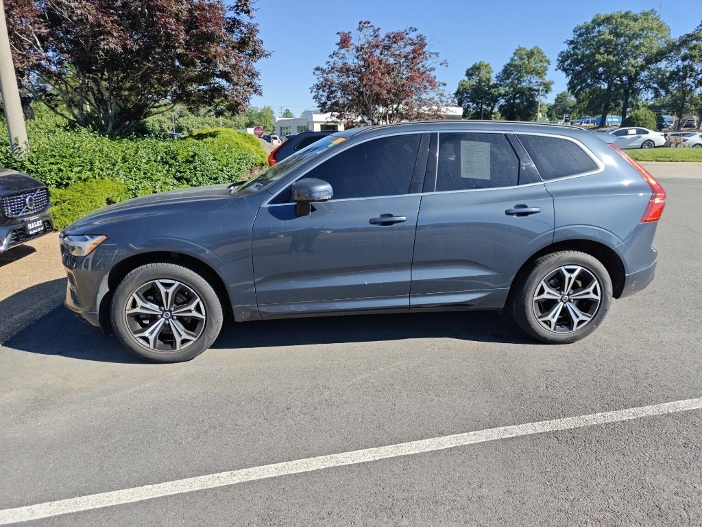 2022 Volvo XC60 B5 Momentum photo 2