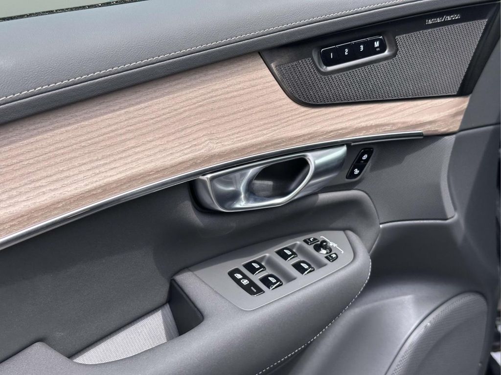 2026 Volvo XC90 Plus - Photo 17