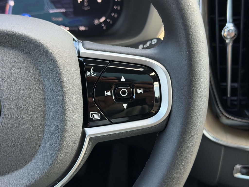 2026 Volvo XC60 Plus - Photo 9