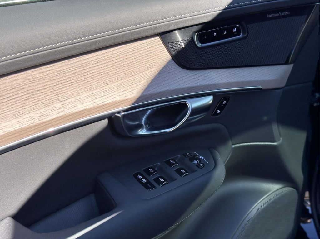 2026 Volvo XC90 Plus - Photo 17