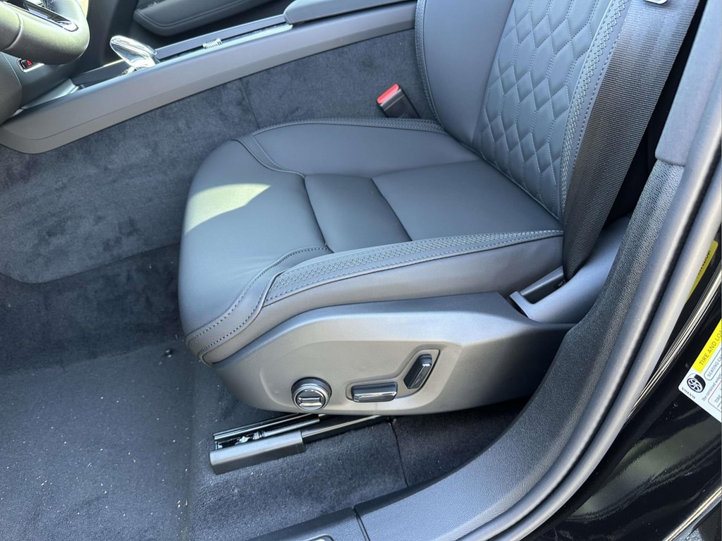 2026 Volvo XC60 Plus - Photo 16