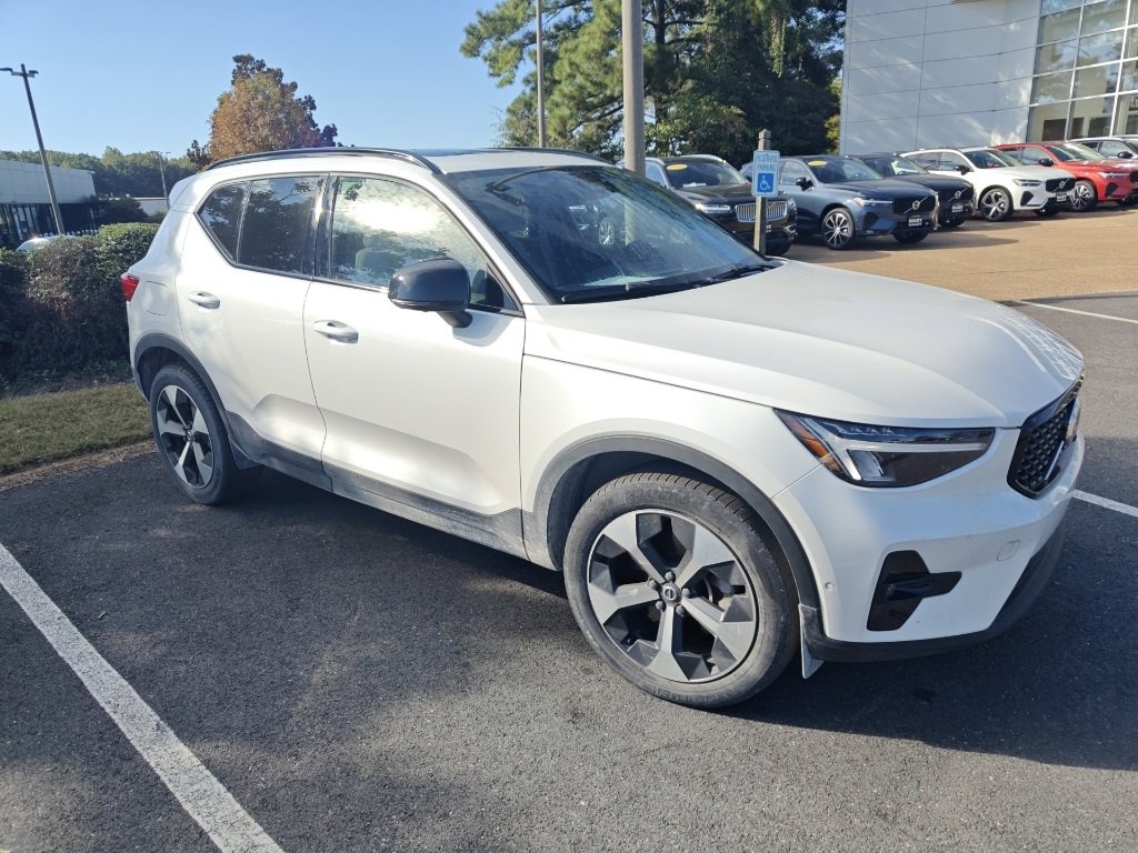 2023 Volvo XC40 Plus photo 3
