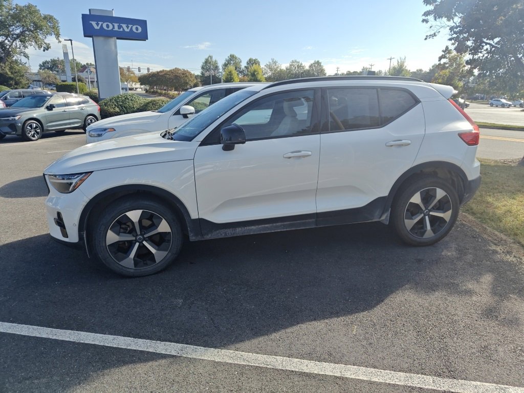 2023 Volvo XC40 Plus photo 2
