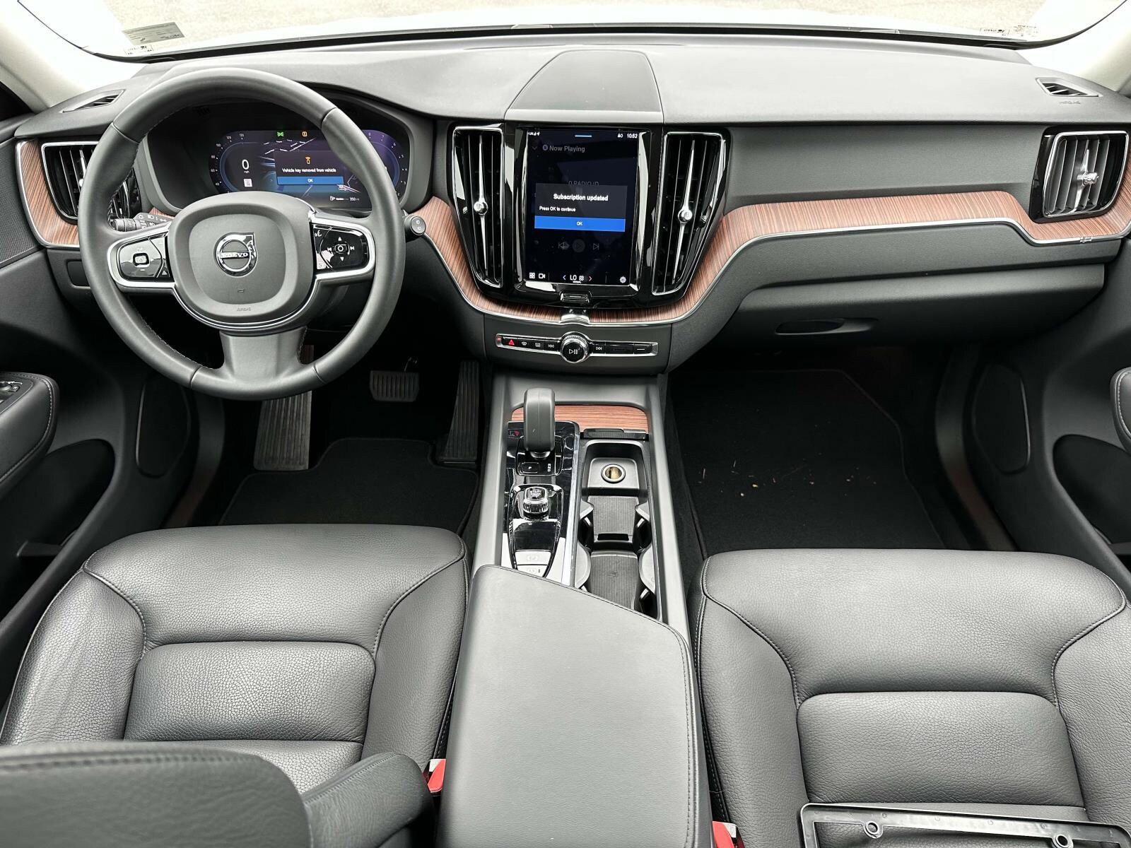 2023 Volvo XC60 B5 Plus photo 2
