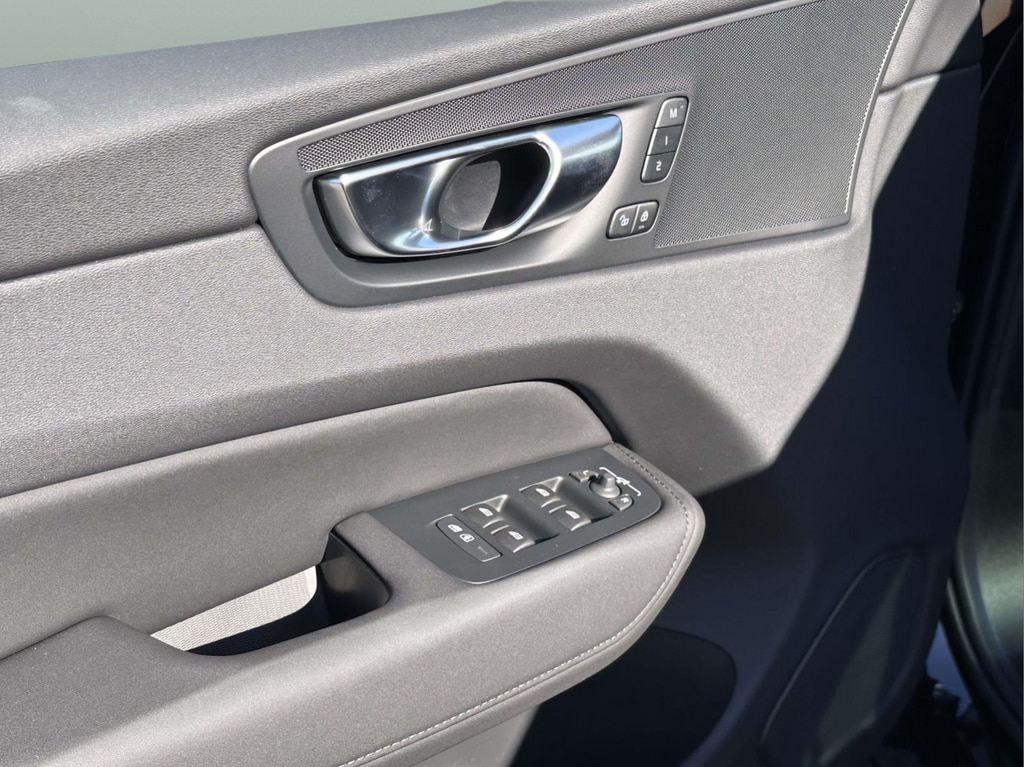 2026 Volvo XC60 Plus - Photo 17
