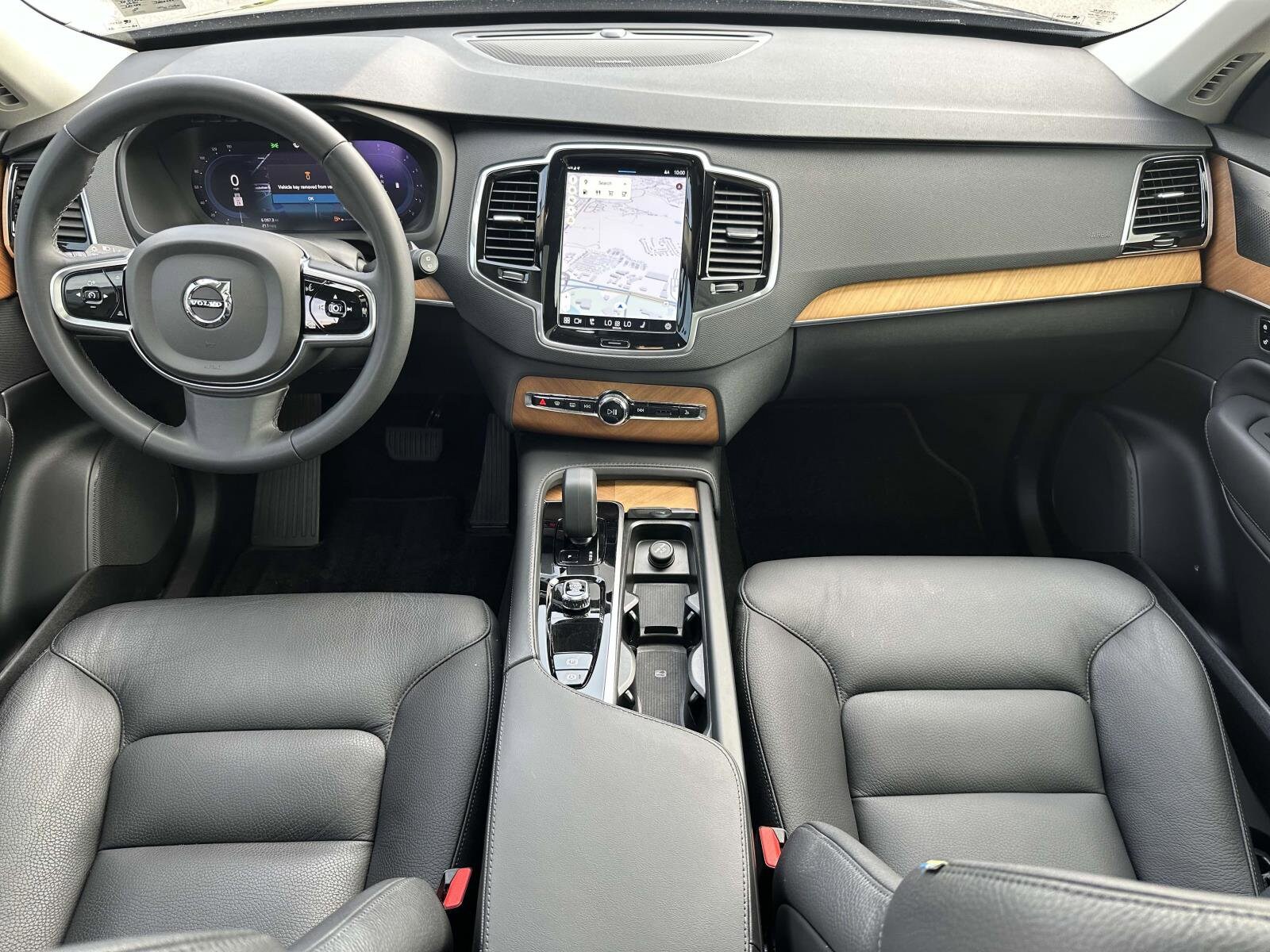 2024 Volvo XC90 B5 AWD Plus photo 2