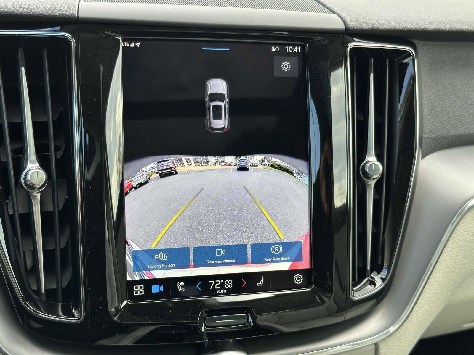 2025 Volvo XC60 B5 Core photo 4