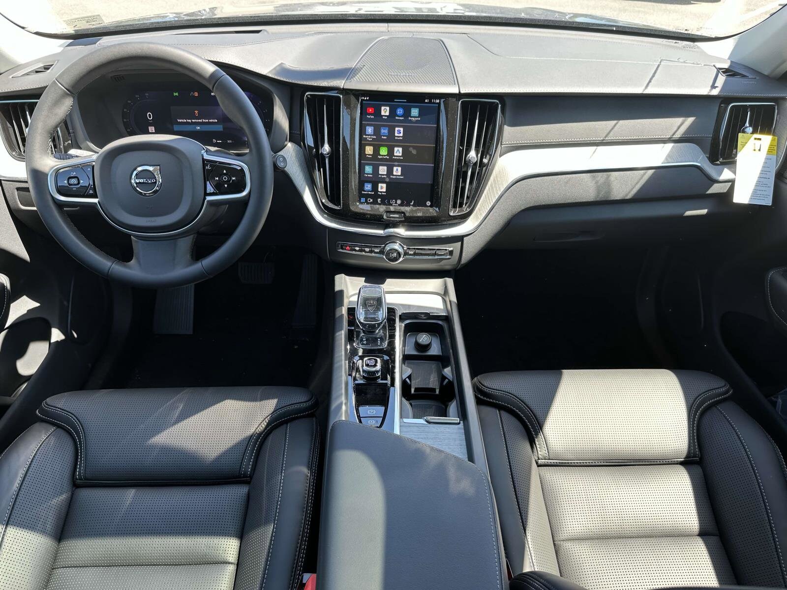 2025 Volvo XC60 B5 photo 2