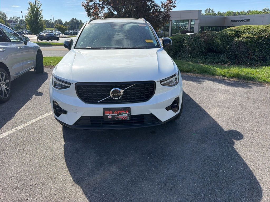 2023 Volvo XC40 B5 Plus Dark AWD's photo