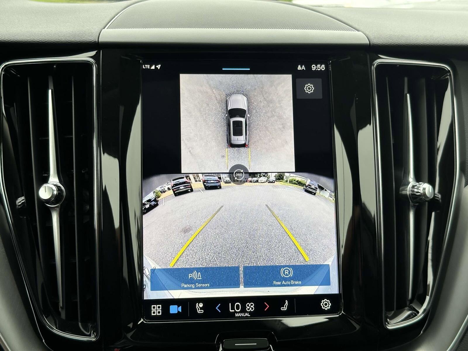 2025 Volvo XC60 Hybrid T8 Plus photo 3