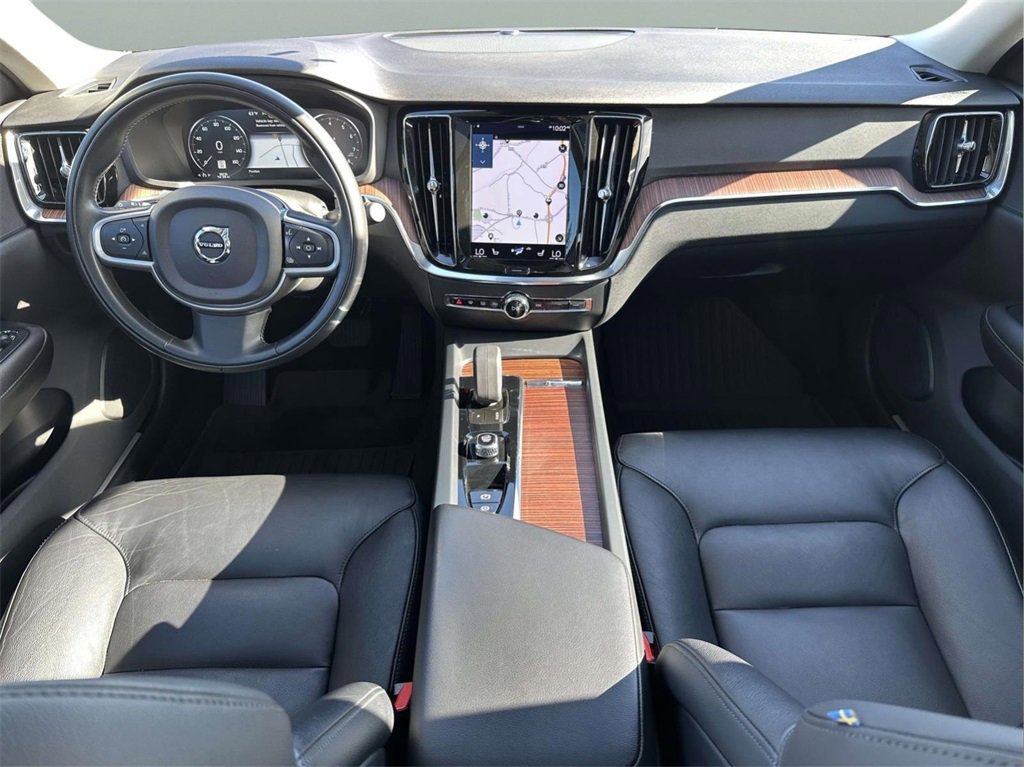 2022 Volvo S60 B5 Momentum photo 2