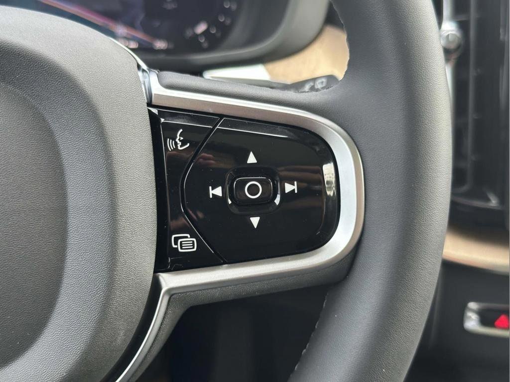 2026 Volvo XC60 Plus - Photo 9