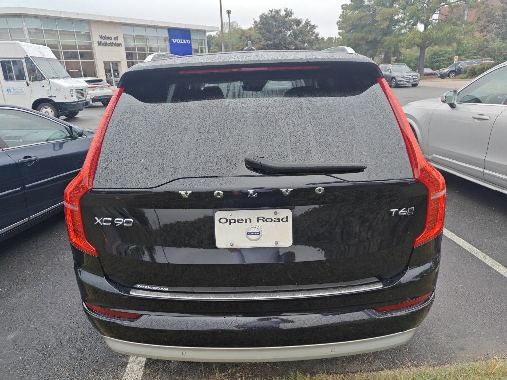 2022 Volvo XC90 T6 Momentum photo 4