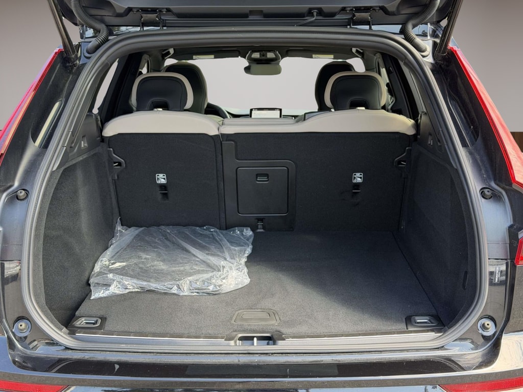 2026 Volvo XC60 Plus - Photo 13