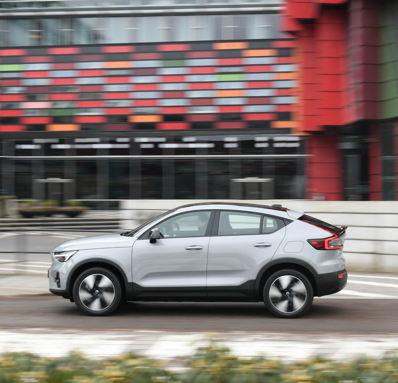 Volvo C40 Recharge vs. VW ID.4 EV: Price