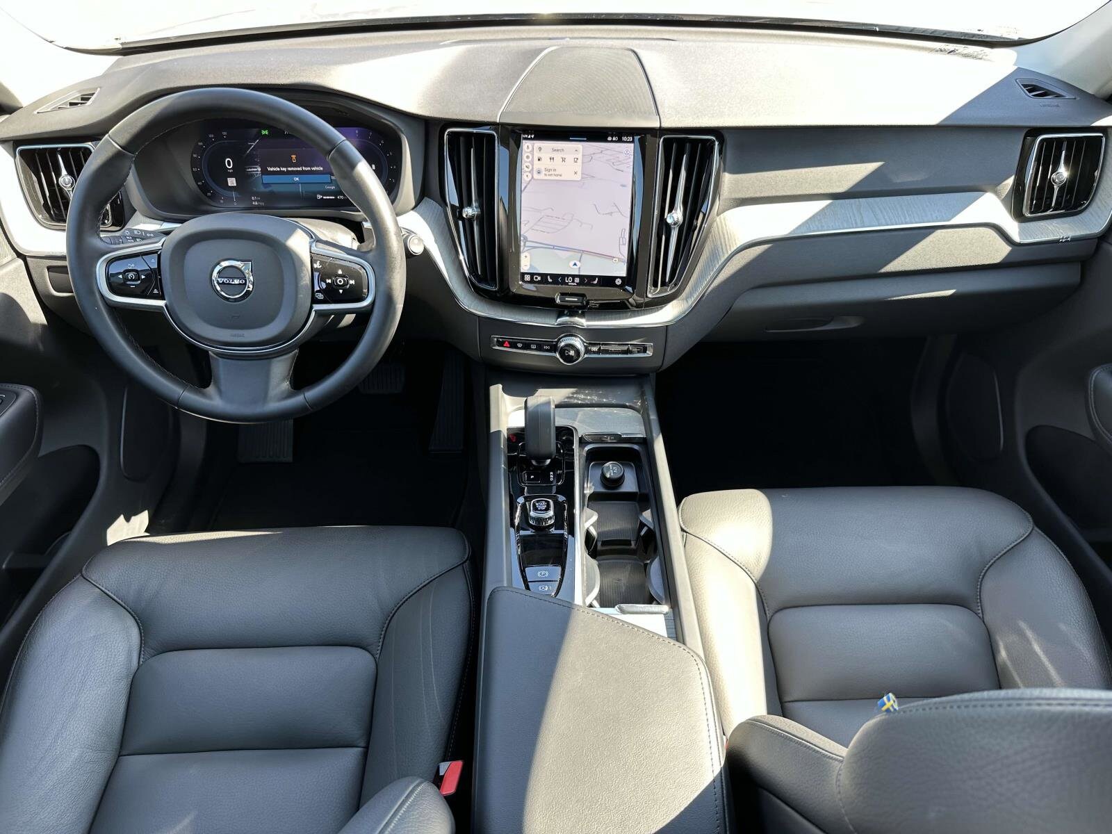 2025 Volvo XC60 B5 Plus photo 2