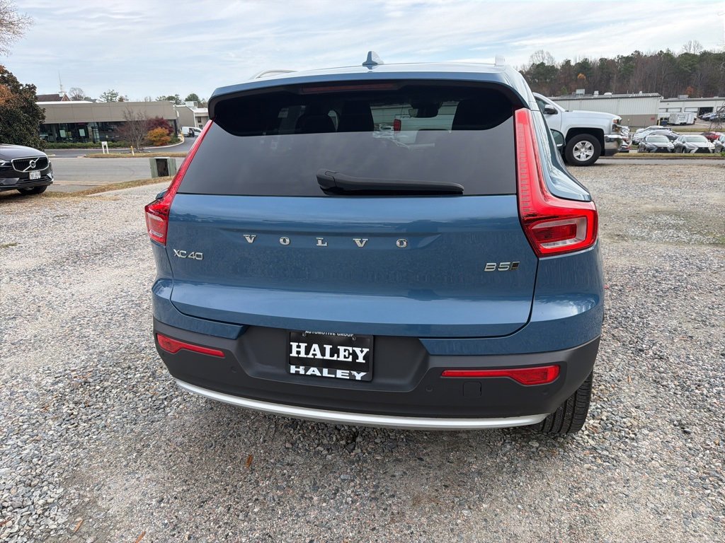2023 Volvo XC40 Plus photo 2