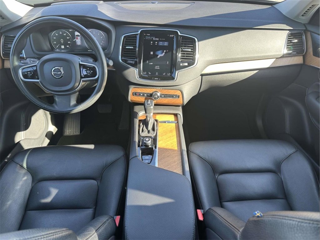 2022 Volvo XC90 T6 Momentum photo 2