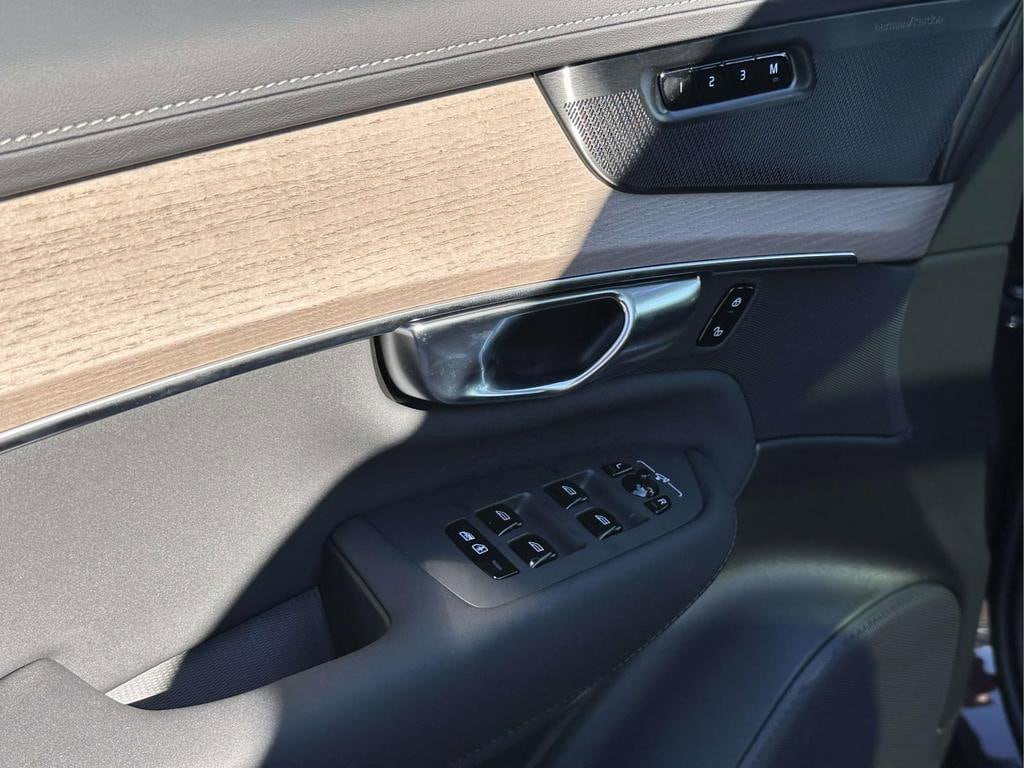 2025 Volvo XC90 Plus - Photo 17