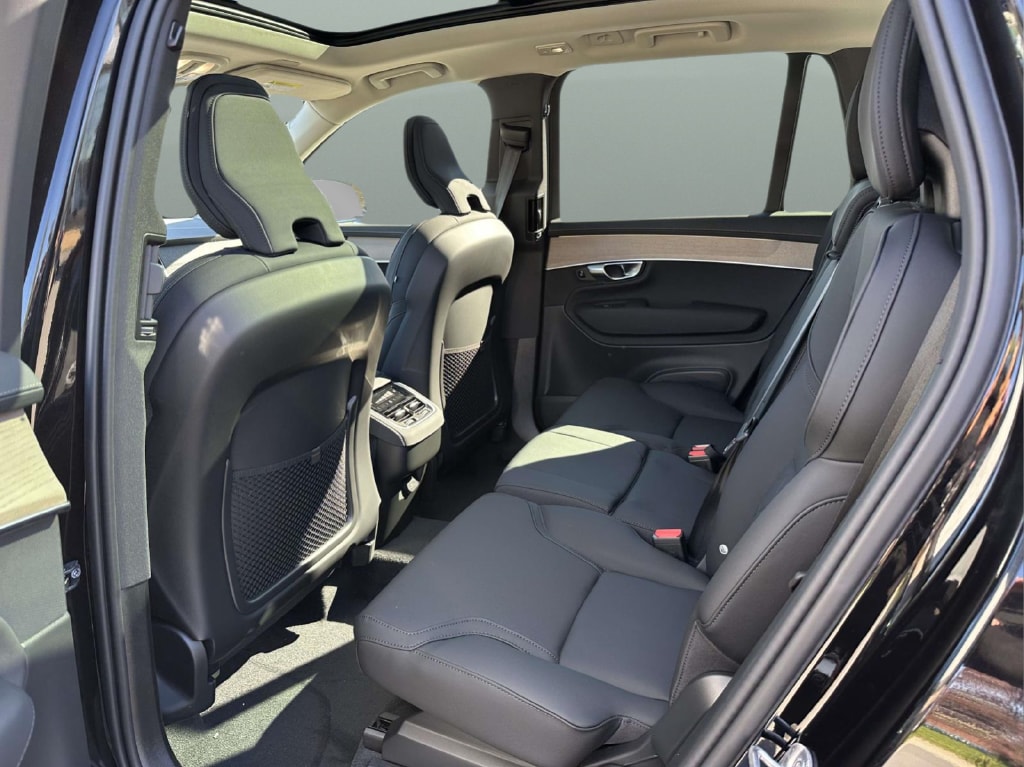 2026 Volvo XC90 Plus - Photo 18