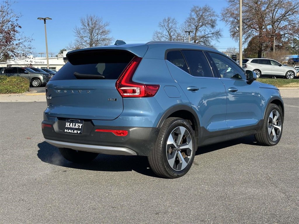 2023 Volvo XC40 Plus photo 2