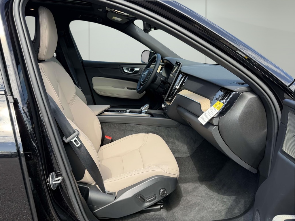 2026 Volvo XC60 Plus - Photo 11