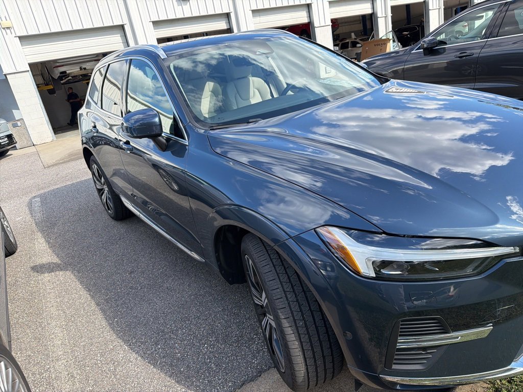 2023 Volvo XC60 B5 Plus photo 2