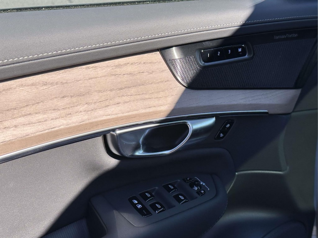 2026 Volvo XC90 Plus - Photo 17