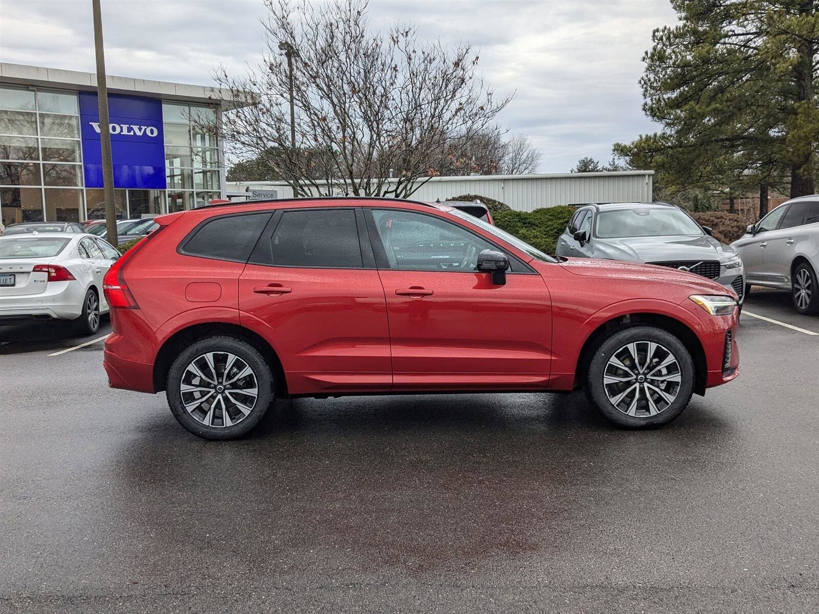 2025 Volvo XC60 B5 Core photo 2
