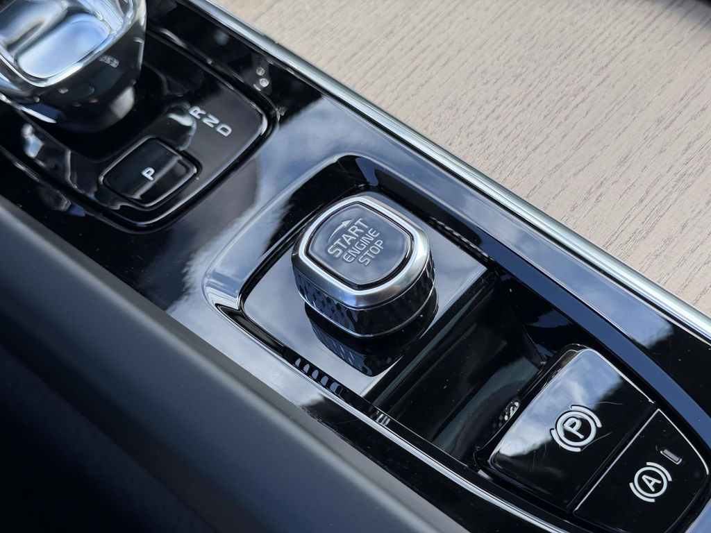 2026 Volvo XC60 Plus - Photo 7