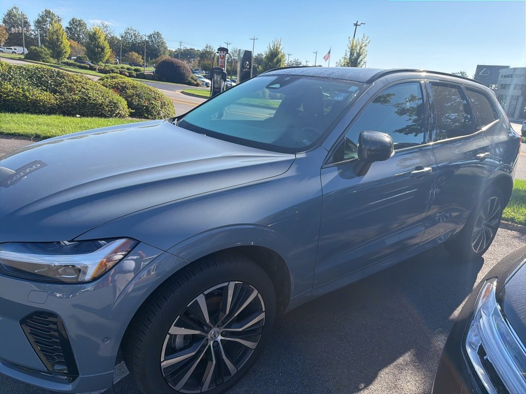 2023 Volvo XC60 B5 Plus photo 2