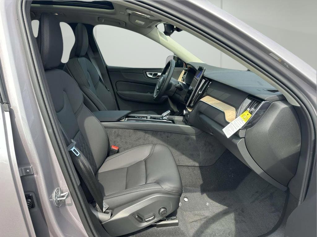 2026 Volvo XC60 Plus - Photo 11