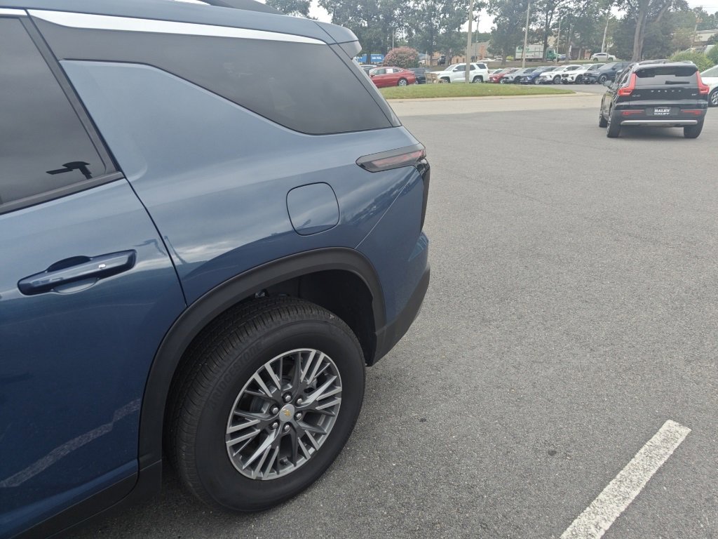 2025 Chevrolet Traverse 1LT photo 2