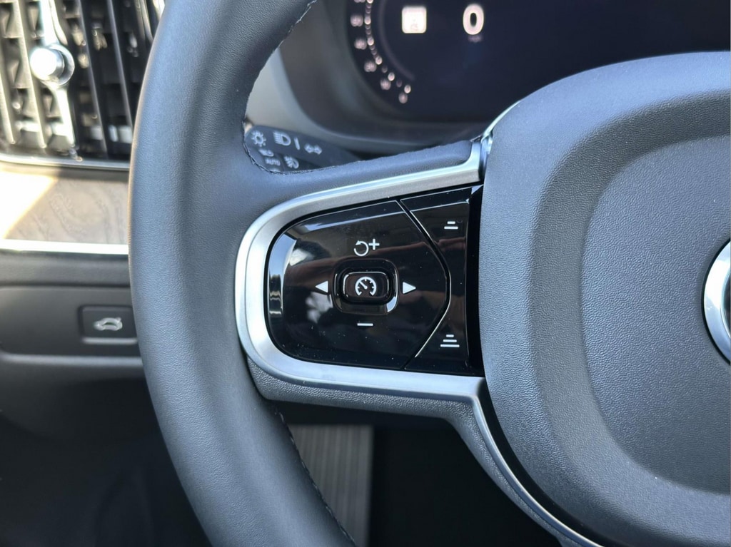 2026 Volvo XC60 Plus - Photo 8