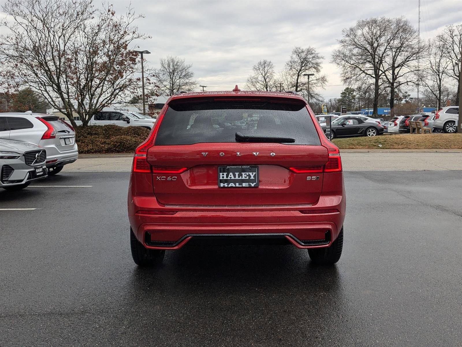 2025 Volvo XC60 B5 Core photo 4
