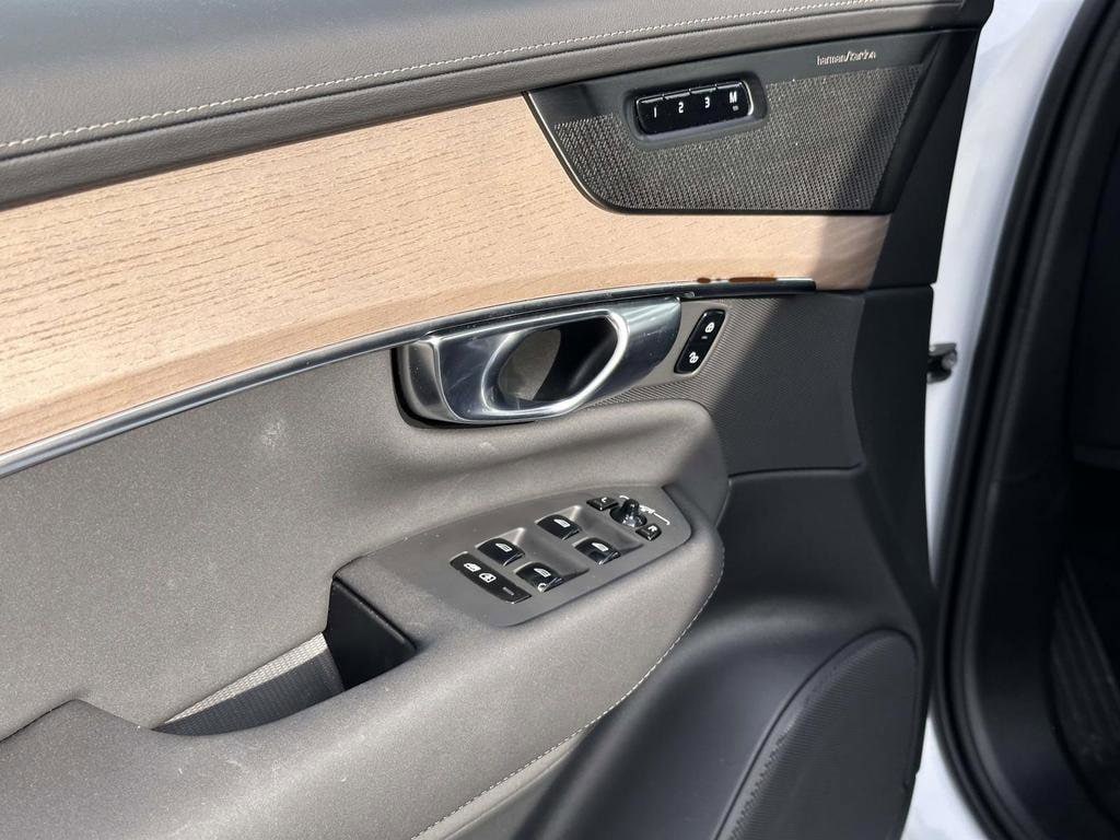 2025 Volvo XC90 Plus - Photo 17
