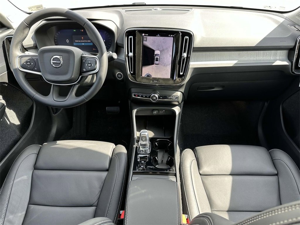 2026 Volvo XC40 Plus photo 2