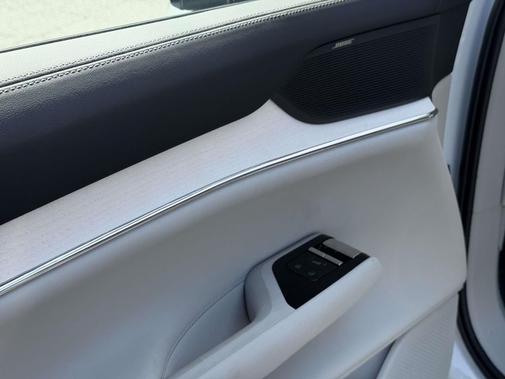 2025 Volvo EX90 Plus - Photo 16