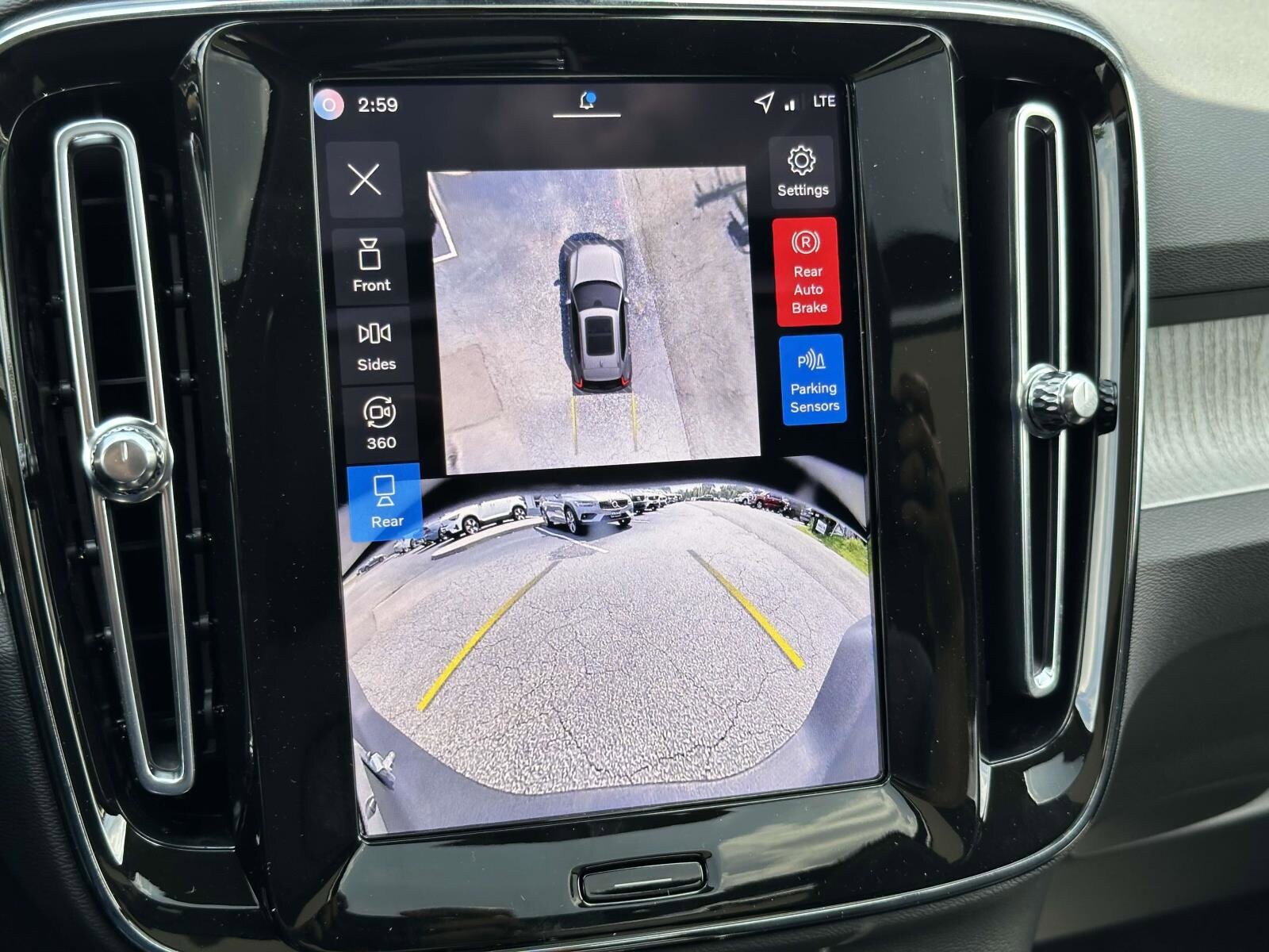 2026 Volvo XC40 Plus photo 4